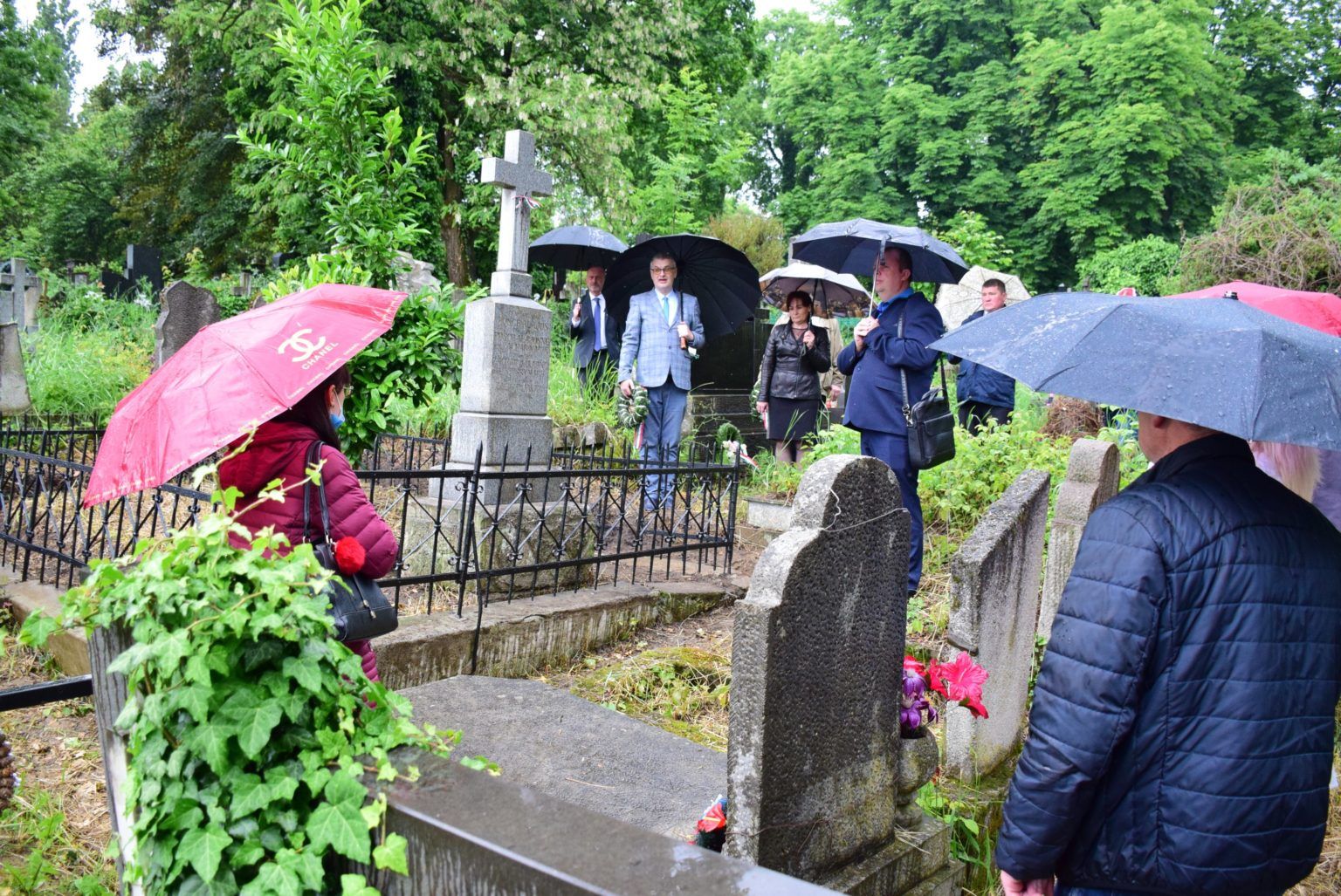 Ungváron megkoszorúzták Posch Alajos mártír újságíró síremlékét