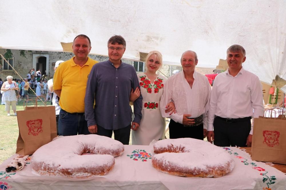 Rekordméretű kifli a beregszentmiklósi várkastélyban