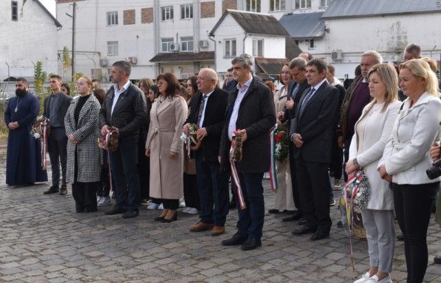 „’56 él” – a hősökre emlékeztek a beregszászi vasútállomáson