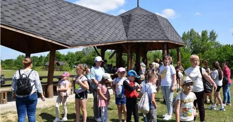 Lovaglás, íjászkodás, játék és állatsimogatás – Tartalmas időtöltés a csomai Árpád Vezér Látogatóközpontban és Lovardában