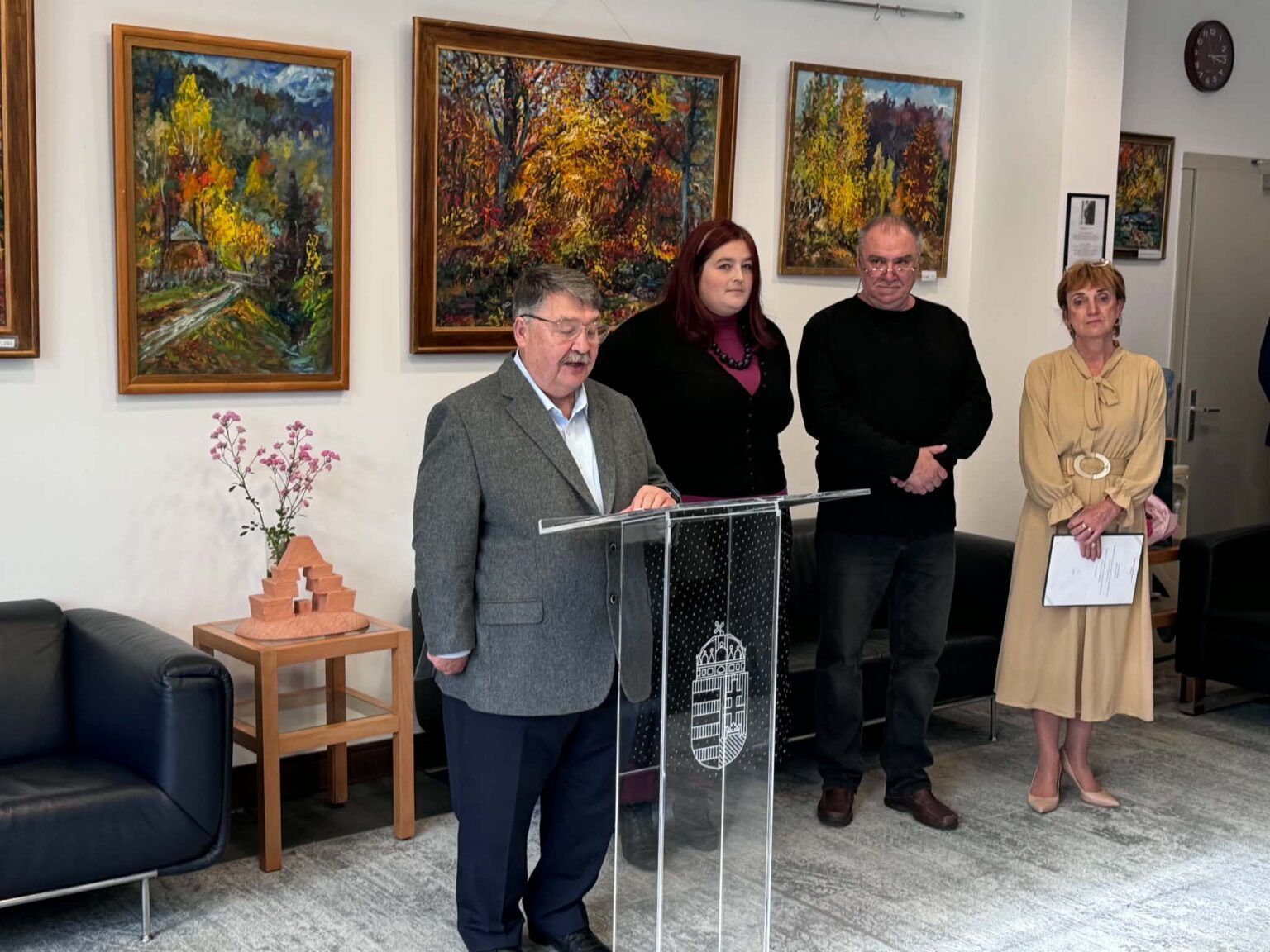 Kárpátalja őszi színei – Tóth Róbert festményeiből nyílt kiállítás Magyarország Ungvári Főkonzulátusán