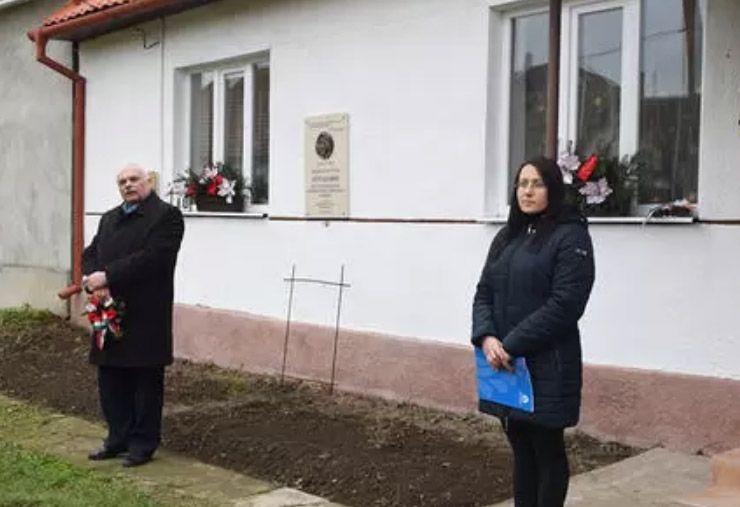 „A rög az élettel összeforr” – Beregsomban felavatták Sütő Kálmán emléktábláját