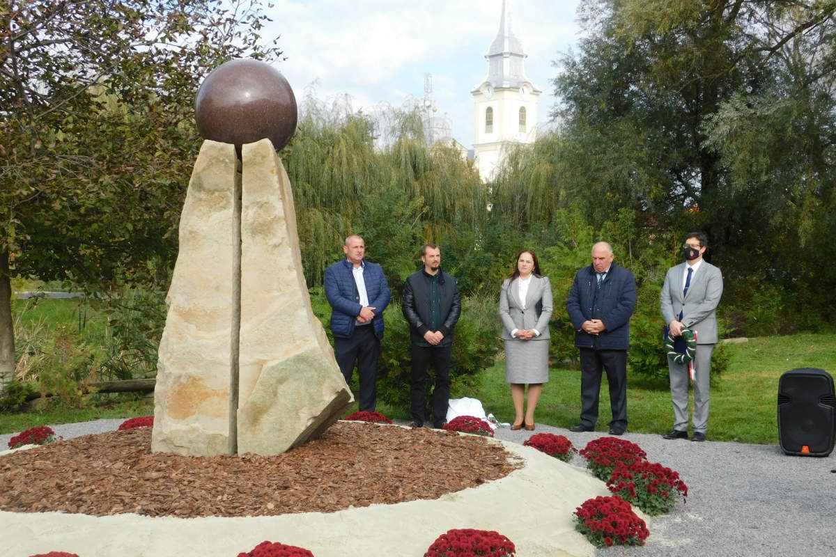 Nagydobronyban felavatták a nemzeti összetartozás emlékművét