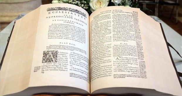 Bemutatták a vizsolyi biblia hasonmás kiadását