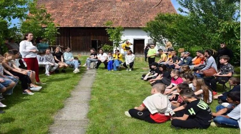 Évadzáró pünkösdölés a Nagyberegi Tájházban – Lángnyelv, galamb, zöldág és pünkösdi rózsa