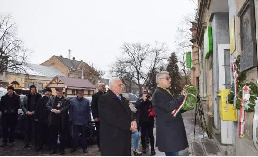 A Himnusz kútfő minden nemzedék számára – Koszorúzás a Kölcsey-emléktáblánál Beregszászon