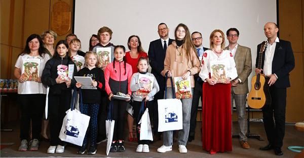 Mesekönyvet és húsvéti csomagot vehettek át ukrán menekült gyerekek Budapesten