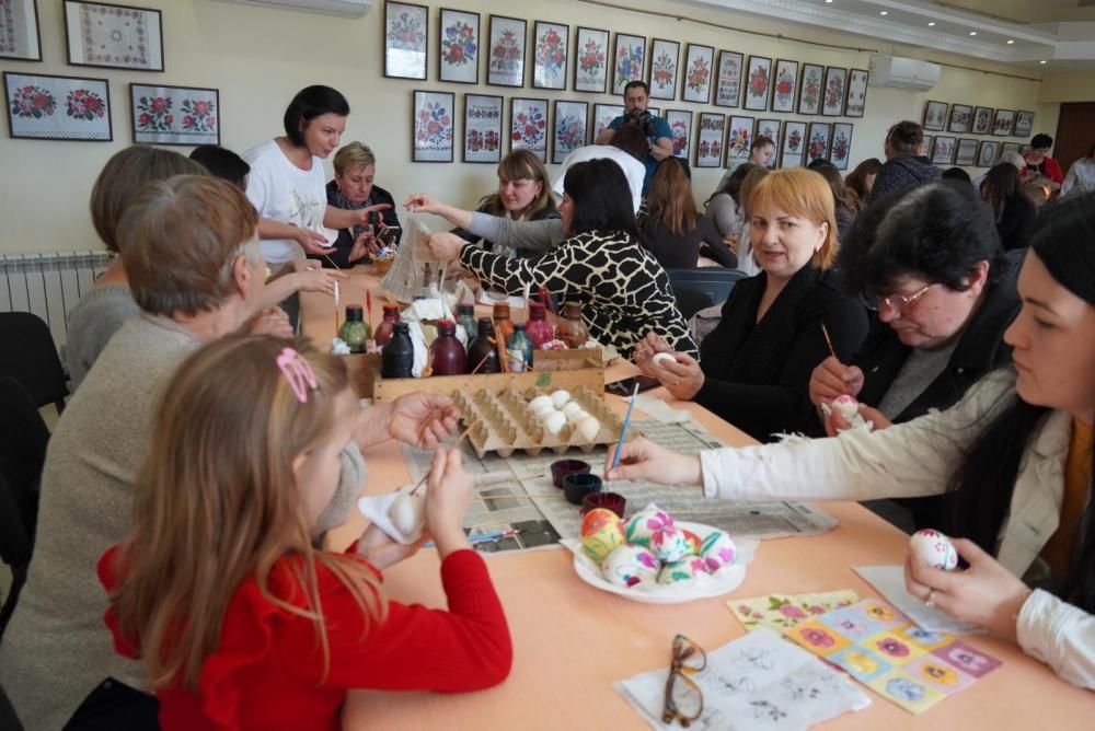 Tojásfestés Nagydobronyban – Gazdaasszonyok találkoztak virágvasárnap