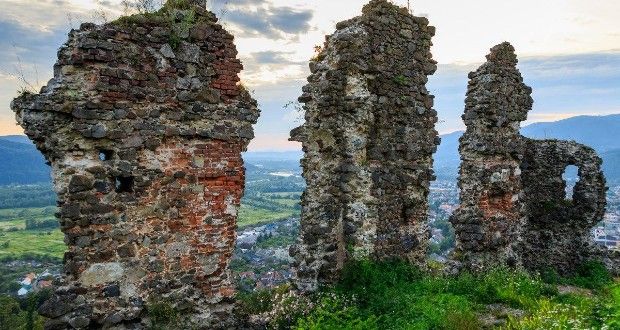 Országszerte ismert turisztikai célpont a huszti várrom