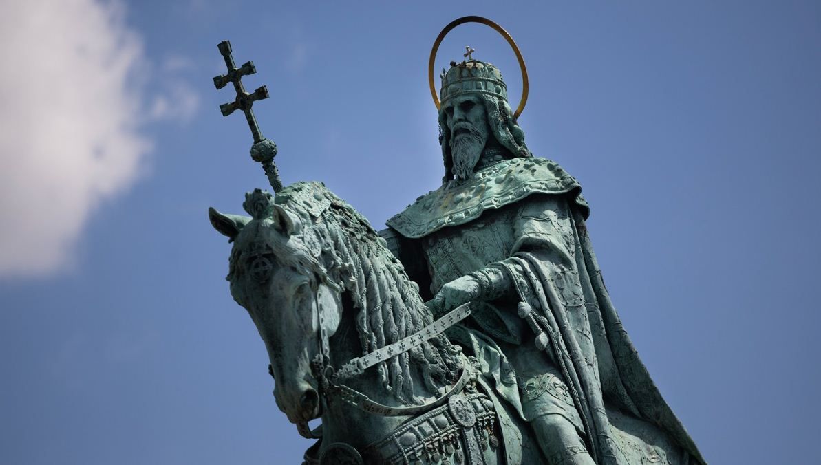 Szent István királyra emlékezve ünnepli születésnapját Magyarország
