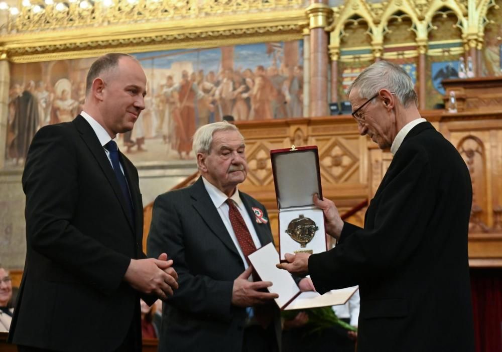 A Rákóczi Szövetség Esterházy-díjjal tüntette ki Majnek Antal nyugalmazott munkácsi római katolikus püspököt
