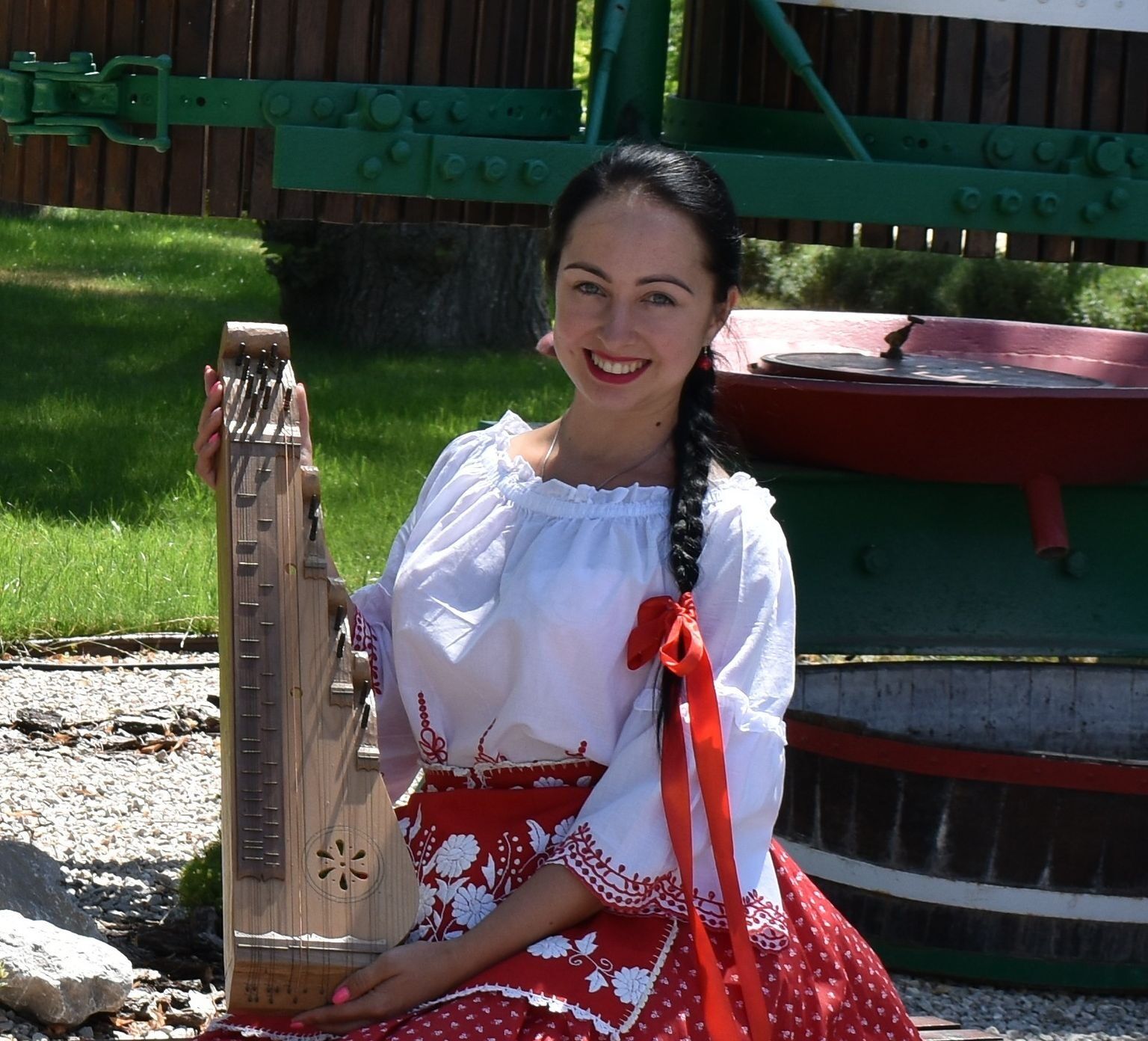 Fest, tanít, énekel, muzsikál, természetet jár