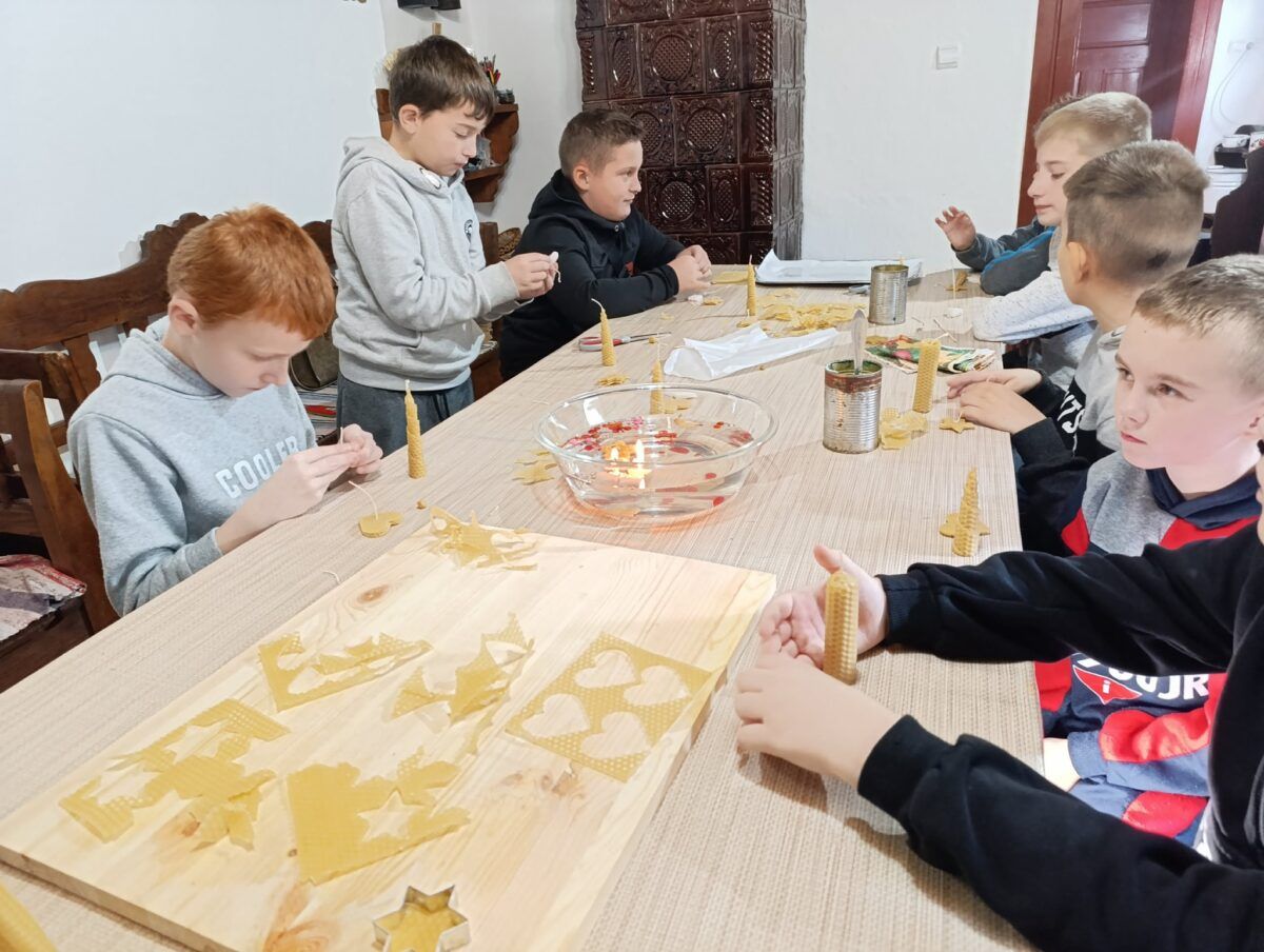 Gyertyakészítő foglalkozás a Nagyberegi Tájházban