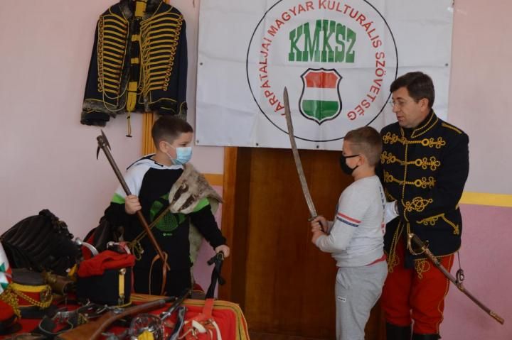Élő történelemóra a magyar huszárról