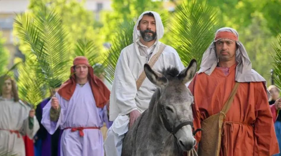 Virágvasárnap pálmaágai Jézus dicsőségét hirdetik