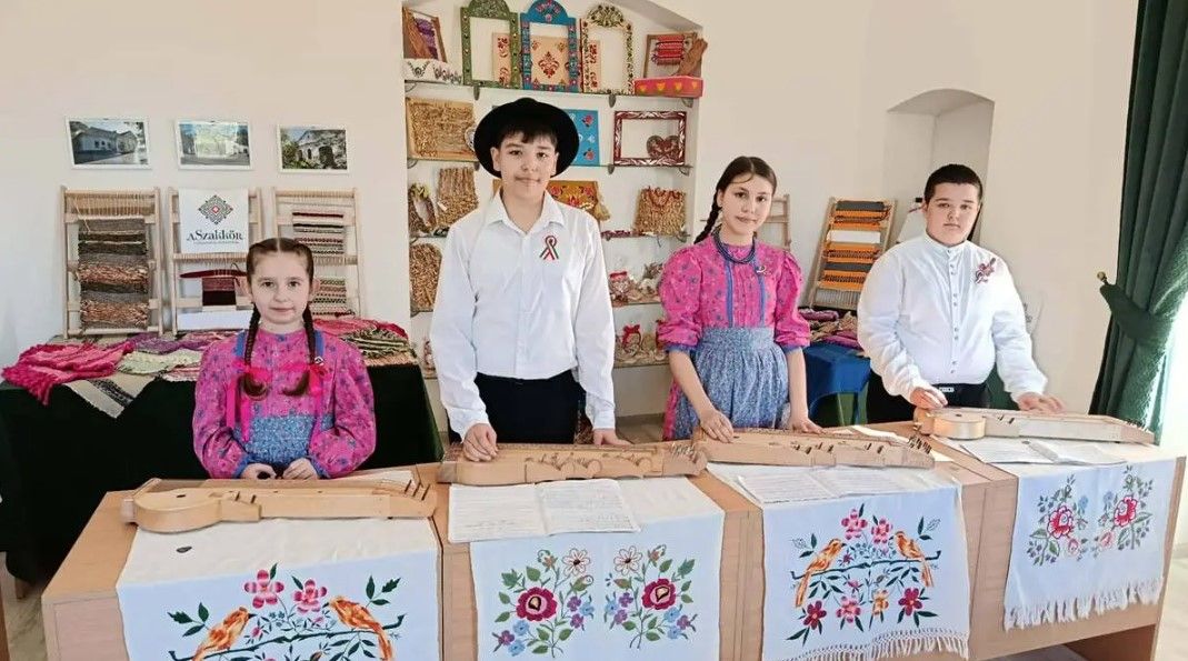 A hagyomány és a közösség ünnepe – Kiállítás a beregardói Perényi Kultúrkúriában