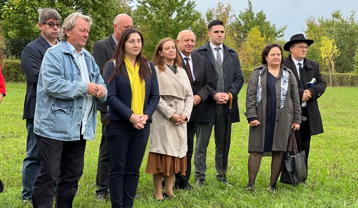 Jókai almafájával bővült a tiszacsomai Tündérkert