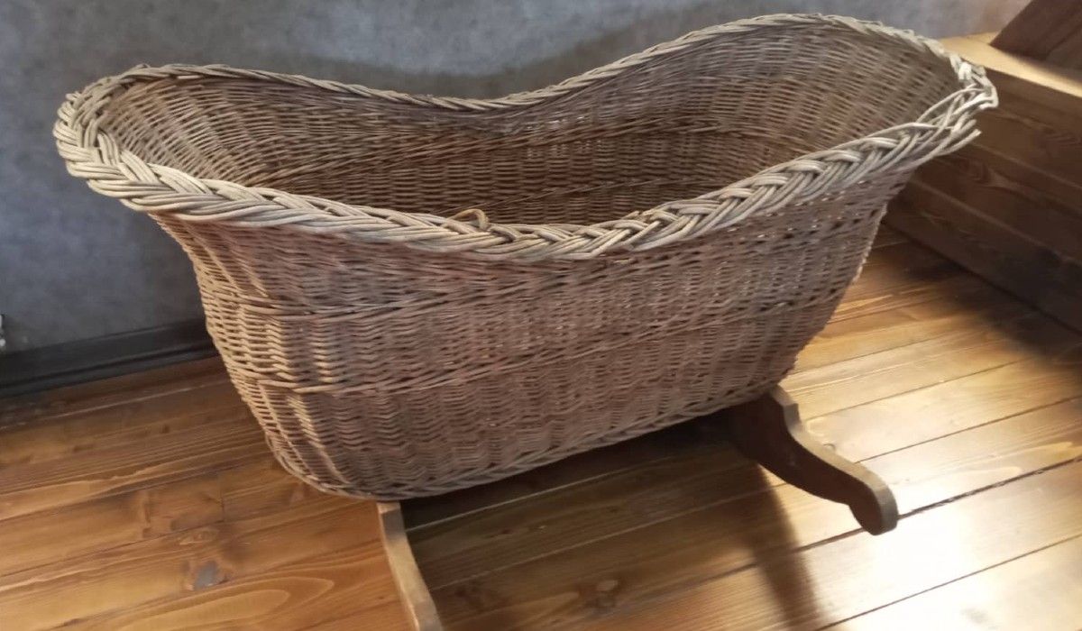 Régi tárgyak: egy fonott bölcső