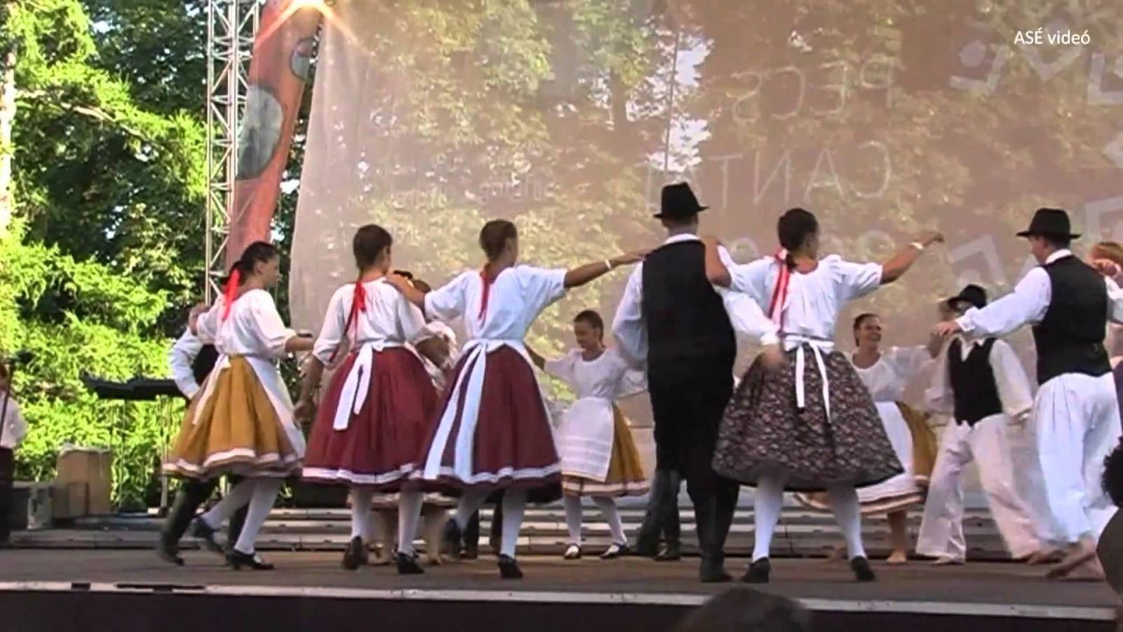 Lengyelországban táncolt a Talicska