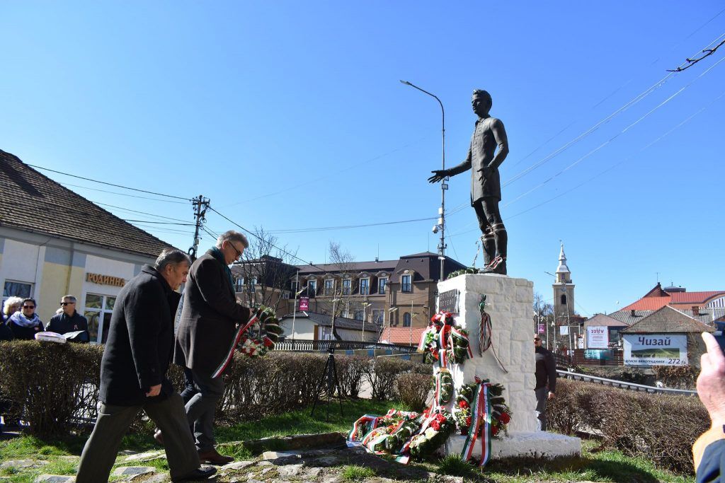 Néma főhajtás Ungváron és Beregszászban