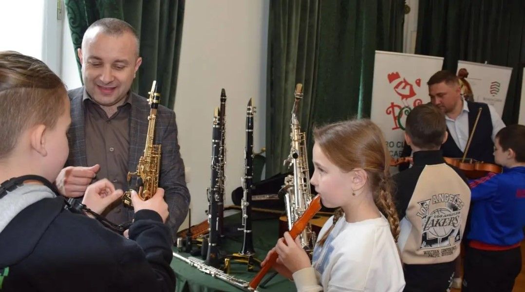 Nem csak a muzsikusnak van dalból a lelke – Hangszerbemutató a beregardói Perényi Kultúrkúriában