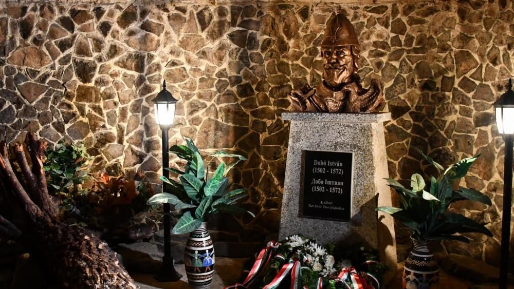 „Dobó István alakja példamutató minden magyar számára” – az egykori várkapitányra emlékeztek Szerednyén