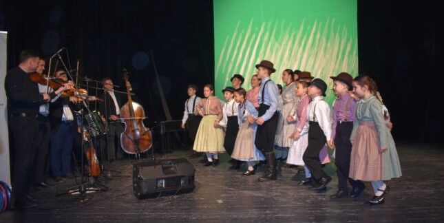 Vidám ünnepi műsorral búcsúztatták az évet a Rezeda tehetségei