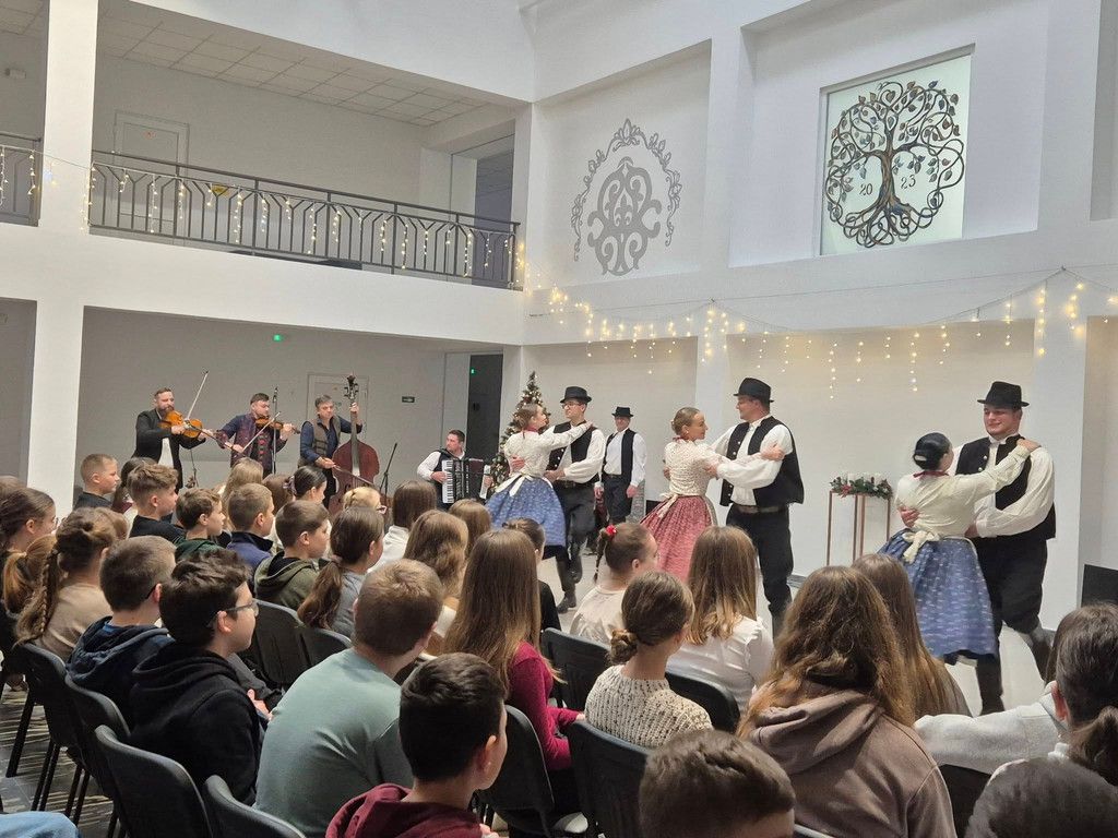 Tánctörténeti előadás a Beregszászi Bethlen Gábor Líceumban