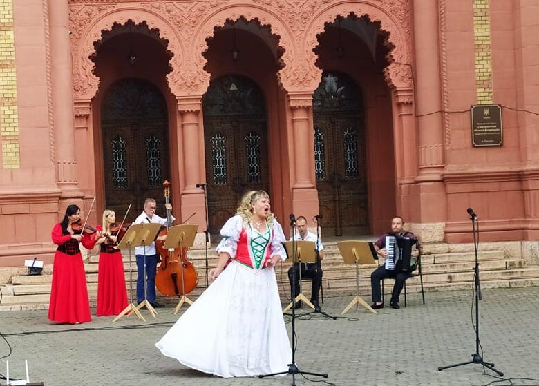 Magyar melódiák a gesztenyefa alatt