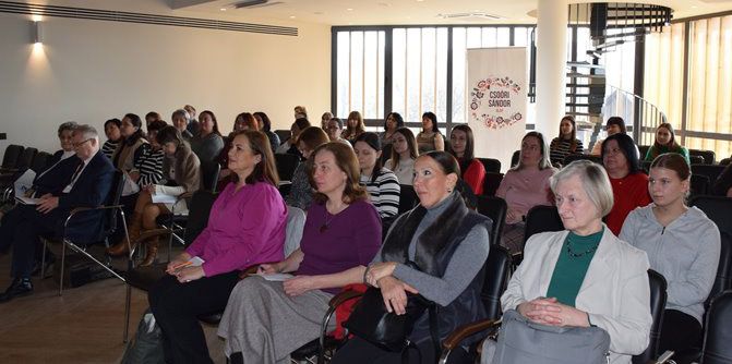 Tetőtől talpig viseletben – Szakmai konferencia a Hagyományok Háza Hálózat – Kárpátalja szervezésében