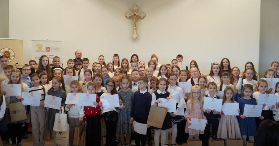 A lélek tiszta hangjai – Rekordszámú résztvevő az Ortutay Központban megrendezett Erzsébet-napi szavalóversenyen