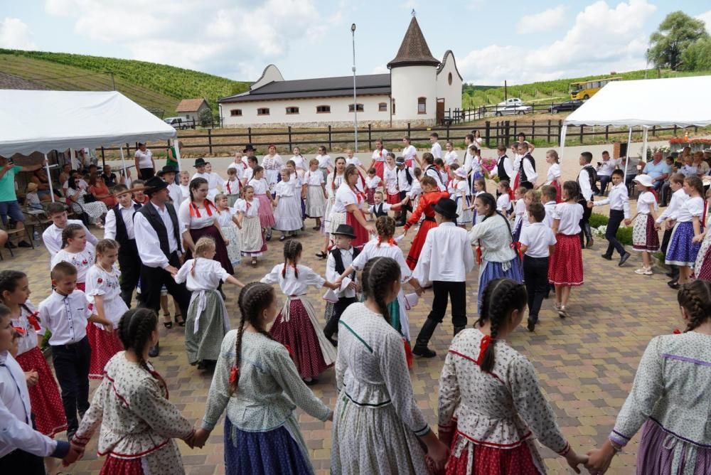 KárpátHáz-fieszta a szőlőbirtokon – Száz néptáncos gyerek lépett színpadra