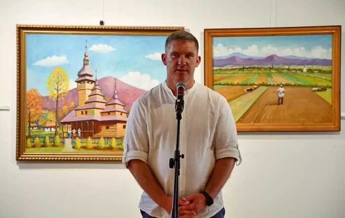 „Festményei nyugalmat sugároznak, szeretetteljesek és őszinték” – A 104 éves Illja Brovdij kiállítása Munkácson
