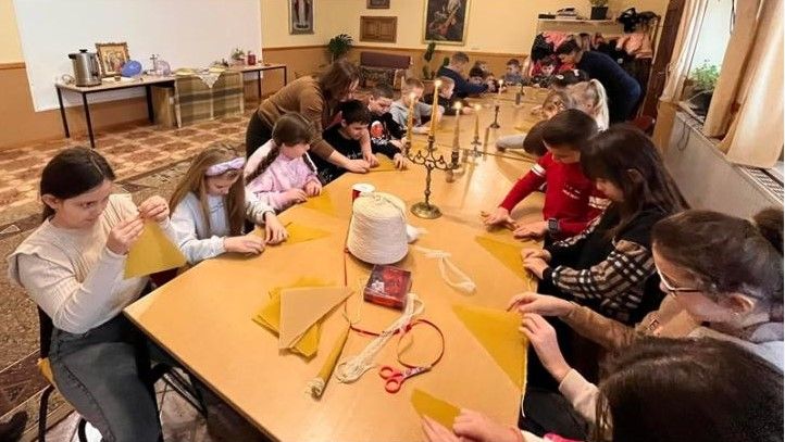 „Vigyél világosságot másoknak is” – Gyertyakészítő kézműves foglalkozás Salánkon