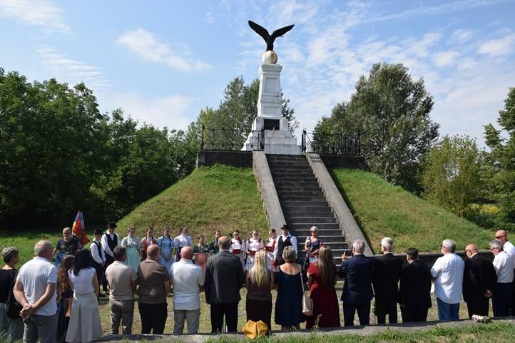 Rákóczi, a magyar szabadság- és hazaszeretet jelképe – Csöndes főhajtás a tiszaújlaki turulmadaras emlékműnél