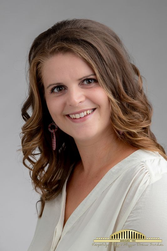 „Nekem a színházzal kerek a világ” – Fornosi D. Júlia, a színésznő és műsorvezető