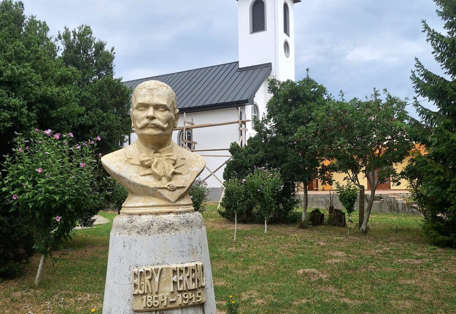 Ma is él Egry Ferenc és az egykori harangöntöde emléke Kisgejőcön
