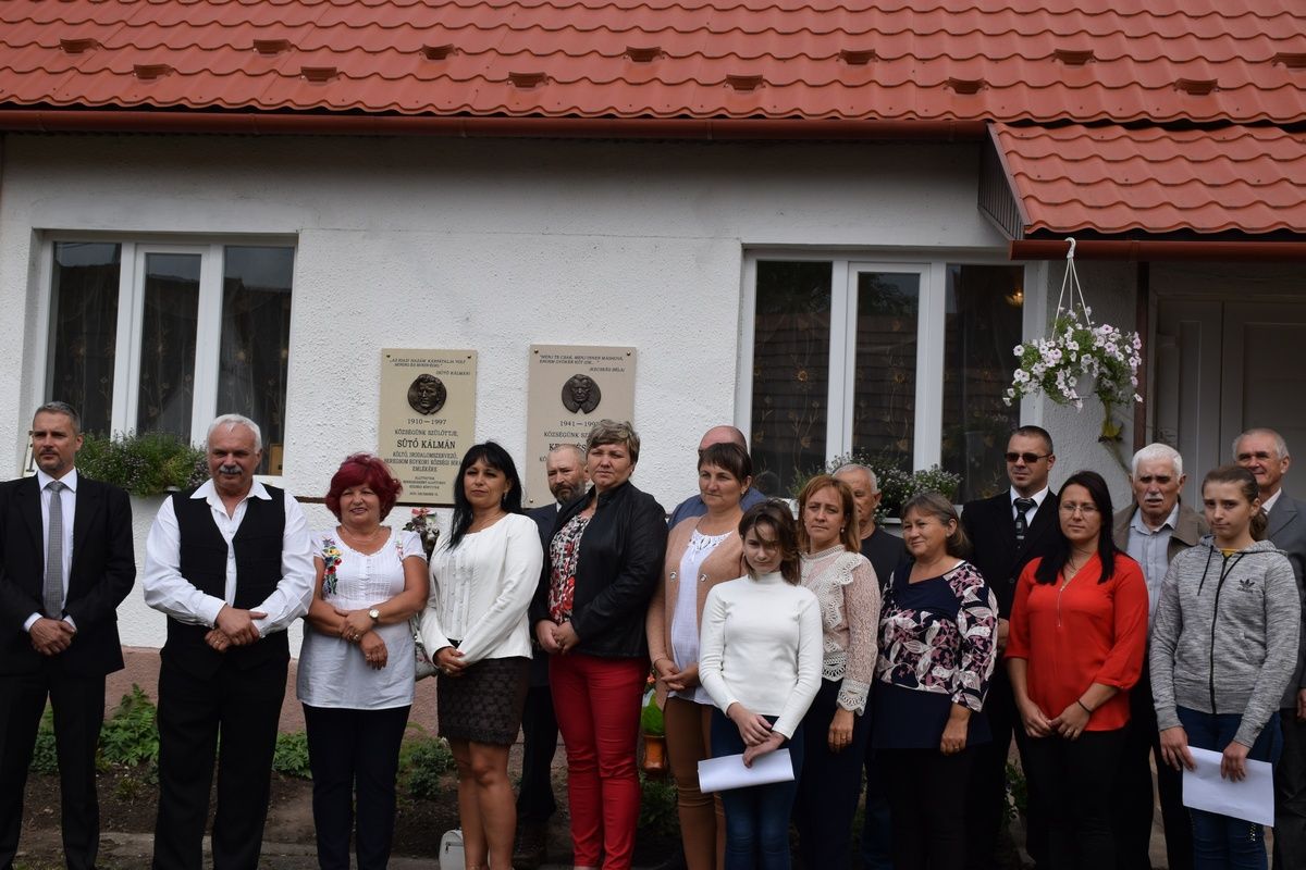 A tiszta szó költőjére emlékeztek – Emléktáblát kapott szülőfalujában Kecskés Béla