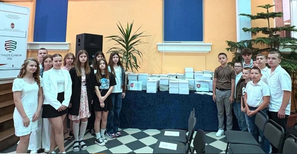 Új foglalkoztatókönyv segíti a kárpátaljai értékek megismerését – 1000 példány jutott el a tehetséges gyermekekhez