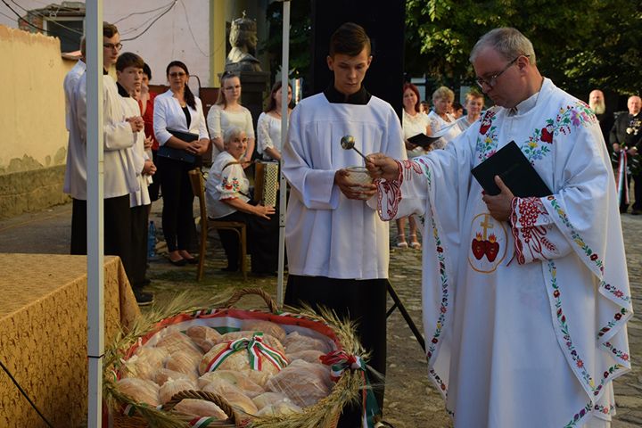 Hit, nemzet, család – Apostoli királyunkra emlékeztek Beregszászon