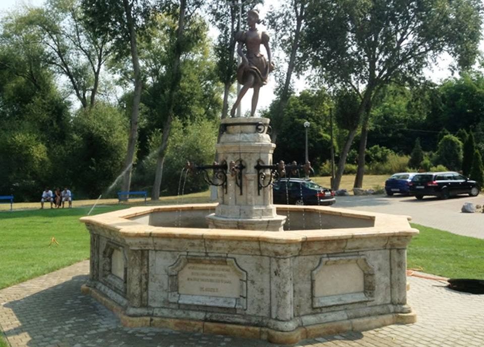 Egerben az ugocsai szőlőtaposó lány szobra