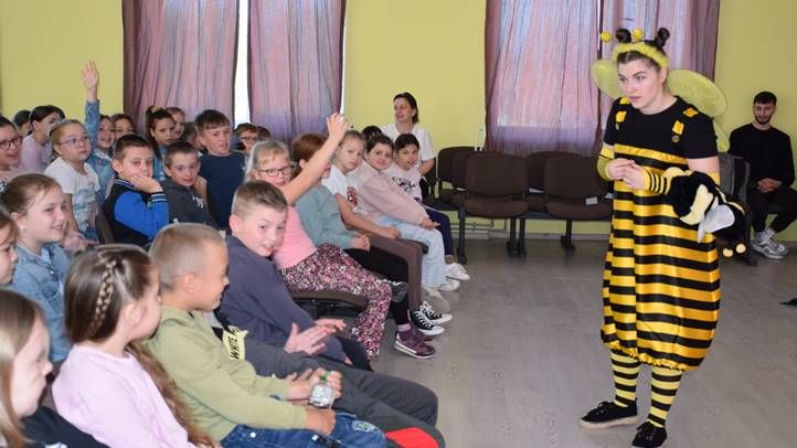 Ismerkedés a kaptárak népével – Elstartolt a Fiatal méhészek program