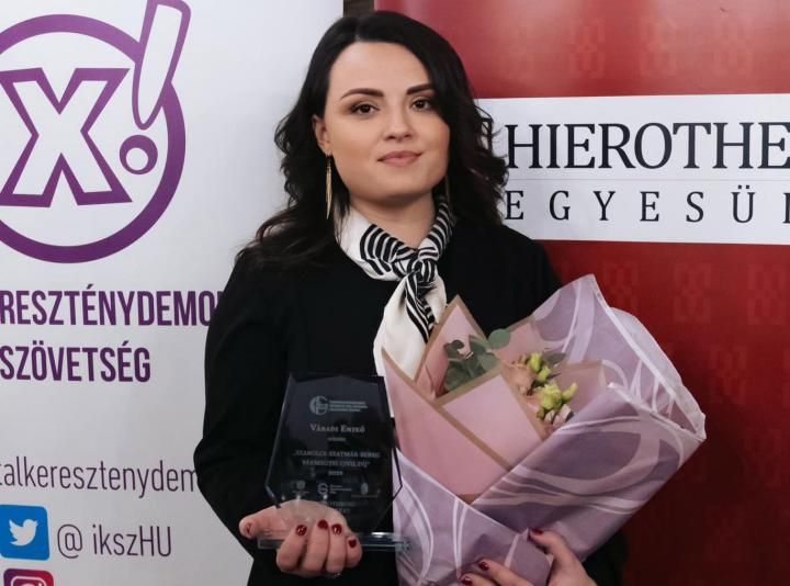 „Mindig jólesik, ha az embernek értékelik a munkáját” – Civil Díjjal ismerték el Váradi Enikő munkásságát