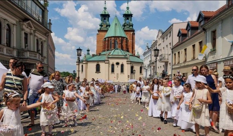 Isten népe körmenettel tiszteleg az úrnapja előtt