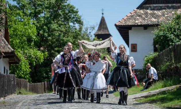 A szomorú pünkösdi királytól Csíksomlyóig