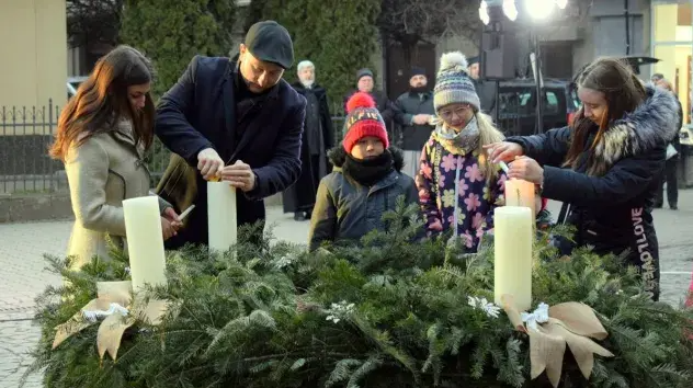 Meggyújtották az adventi koszorú negyedik gyertyáját – Ég a szeretet lángja Beregszászban is