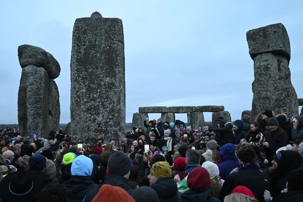 Ezrek köszöntötték a nyári napfordulót a Stonehenge ősi kövei között