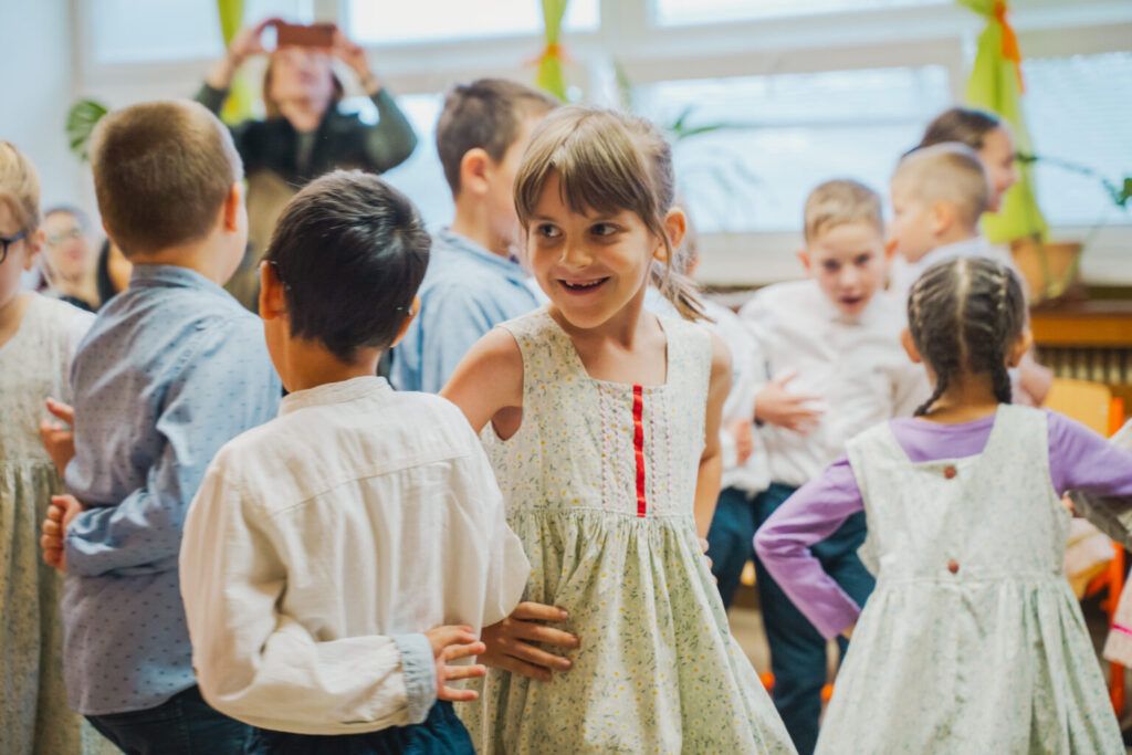 10 ezer kézfogás a magyar iskola választásáért!
