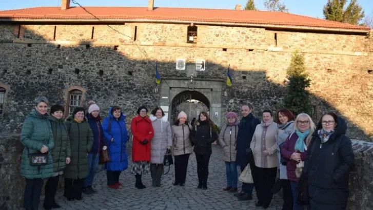 Inspiráció Kárpátalja népi varrásmintáiból és díszítményeiből – Viseletvarrók szakmai napja az ungvári várban