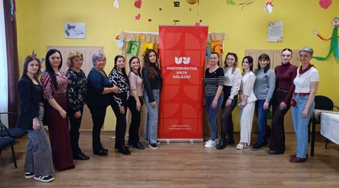 Kézügyesség, kreativitás, hagyományismeret – Kézműves képzési nap Tiszaágteleken óvodapedagógusok számára